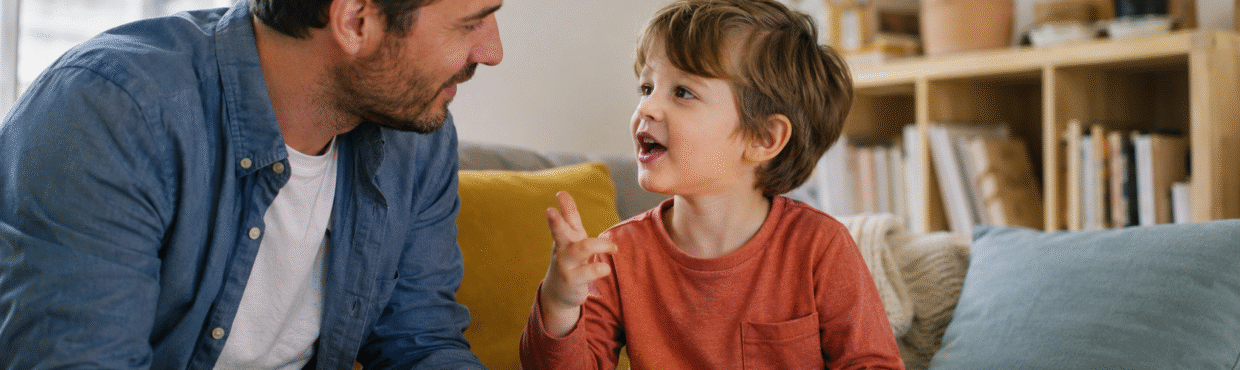 Bezugsperson hört einem Kindergartenkind aufmerksam zu, das beim Betrachten eines Bilderbuchs erzählt - KI generiert