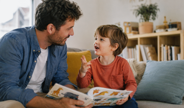 Bezugsperson hört einem Kindergartenkind aufmerksam zu, das beim Betrachten eines Bilderbuchs erzählt - KI generiert