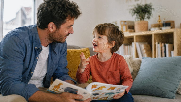Bezugsperson hört einem Kindergartenkind aufmerksam zu, das beim Betrachten eines Bilderbuchs erzählt - KI generiert